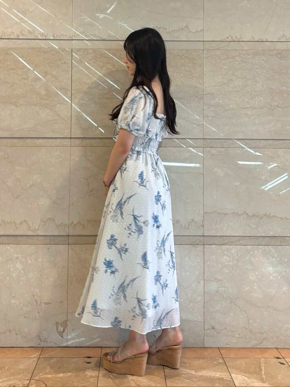 その他のサンダル、グレー系のワンピースを着用したレディースの春コーディネートの4枚目の写真