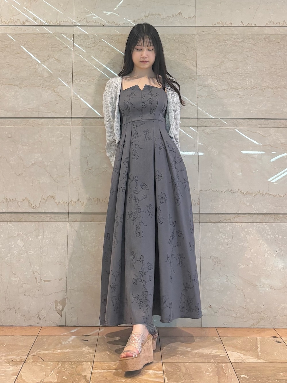 「MERCURYDUOのリネンライクバックレースアップキャミワンピース（ワンピース、グレー系）」を使った、NANAさん（レディース・155cm）の春コーディネートの3枚目の写真