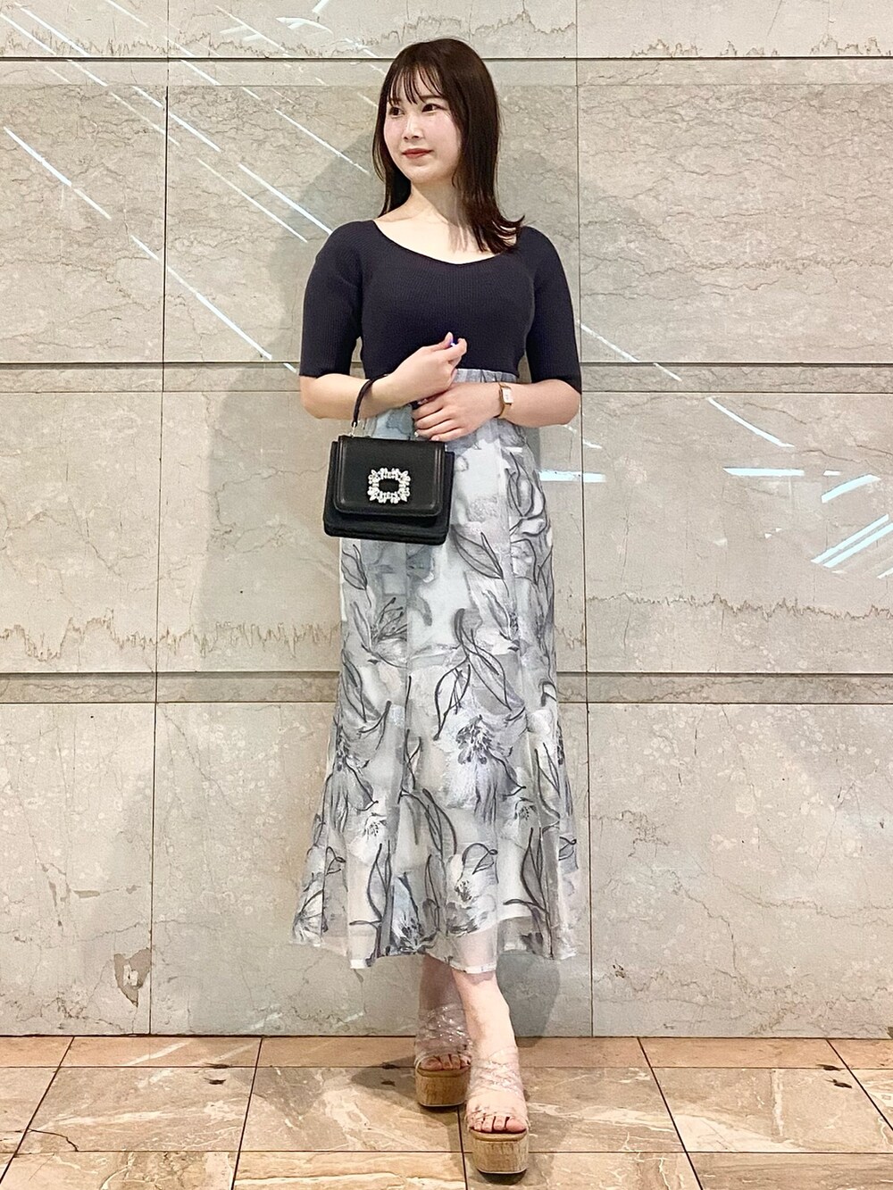 ホワイト系のショルダーバッグ、グレー系のワンピース、その他のサンダルを着用したレディースの春コーディネートの2枚目の写真