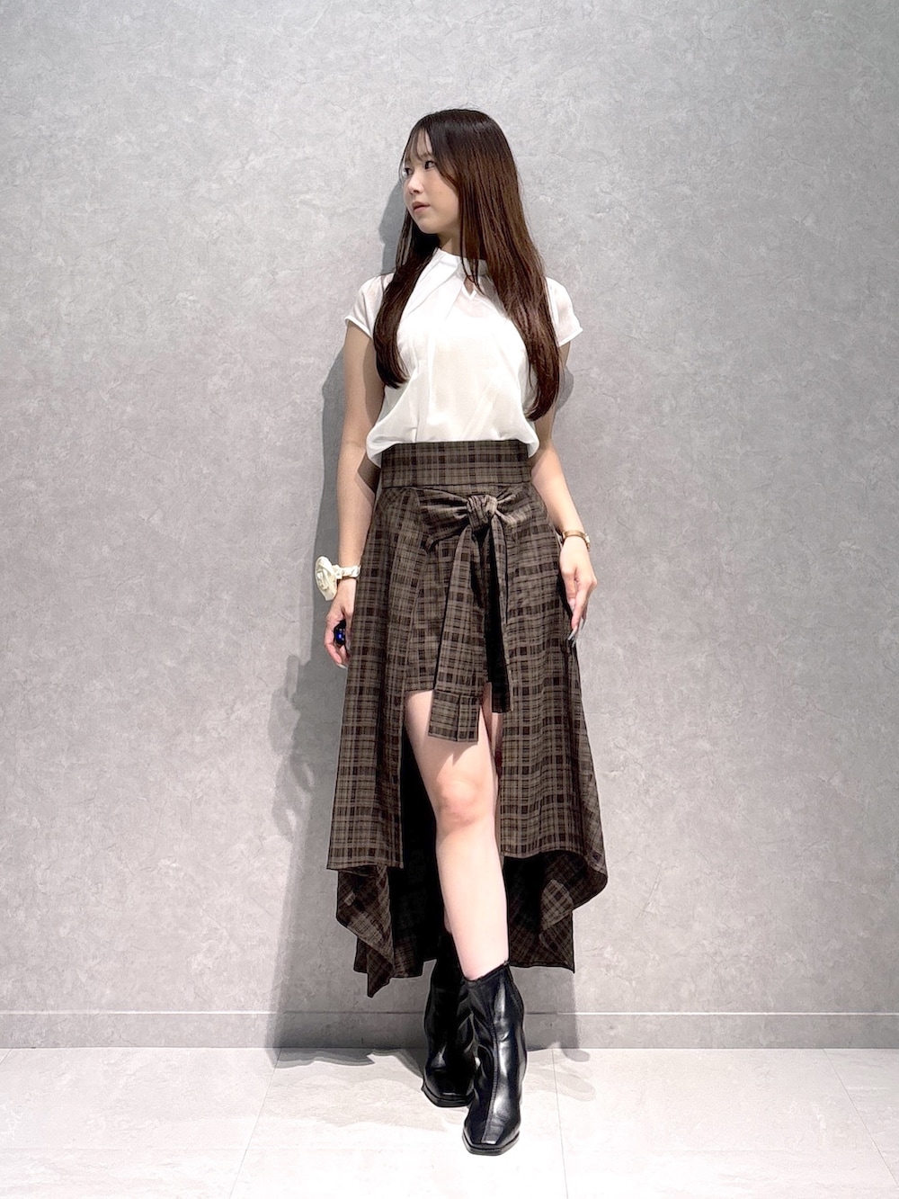 ブラウン系のその他パンツ、ホワイト系のシャツ/ブラウス、ブラック系のブーツを着用したレディースの秋コーディネートの2枚目の写真