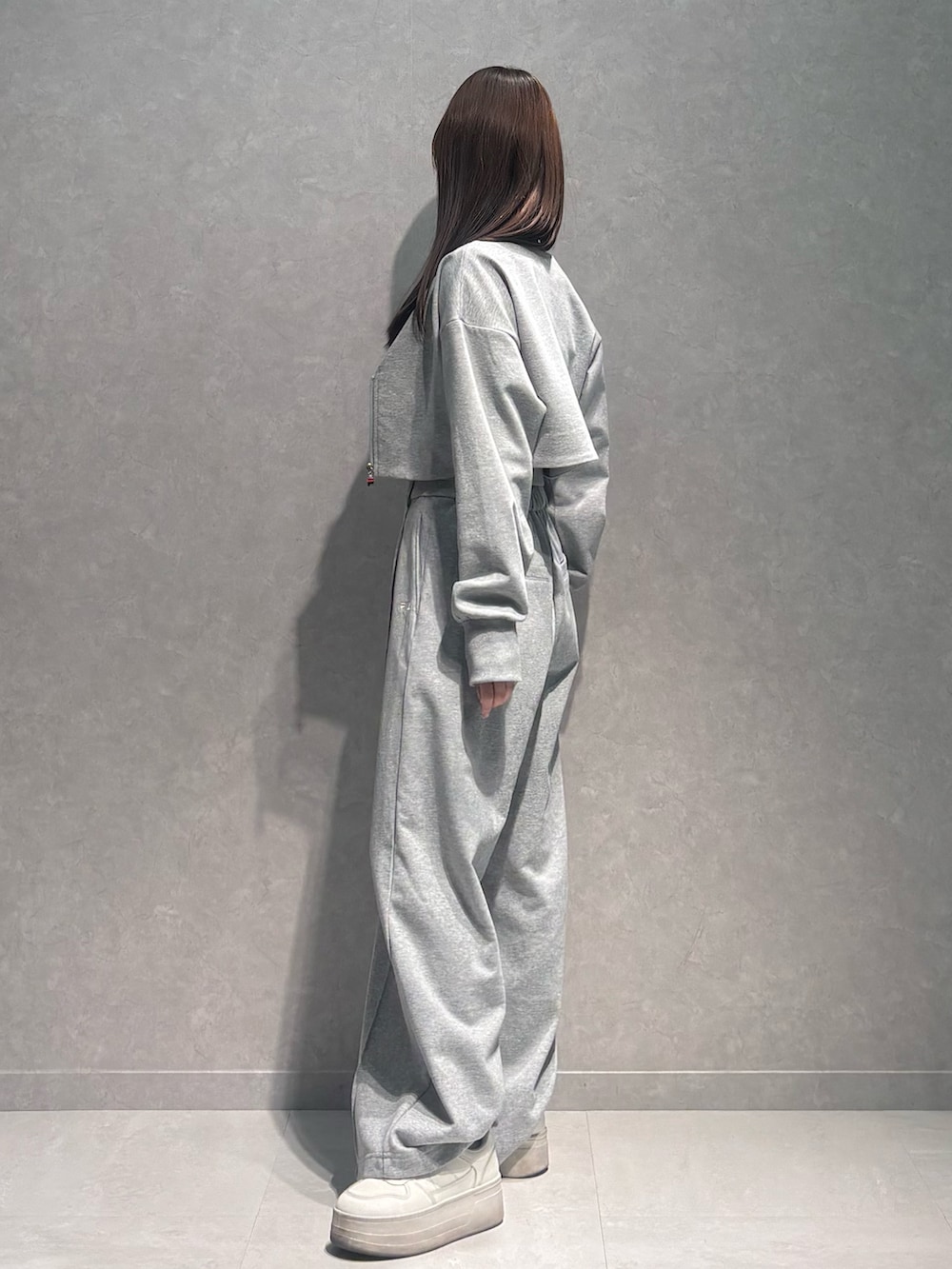 グレー系のその他パンツ、グレー系のTシャツ/カットソーを着用したレディースの春コーディネートの4枚目の写真