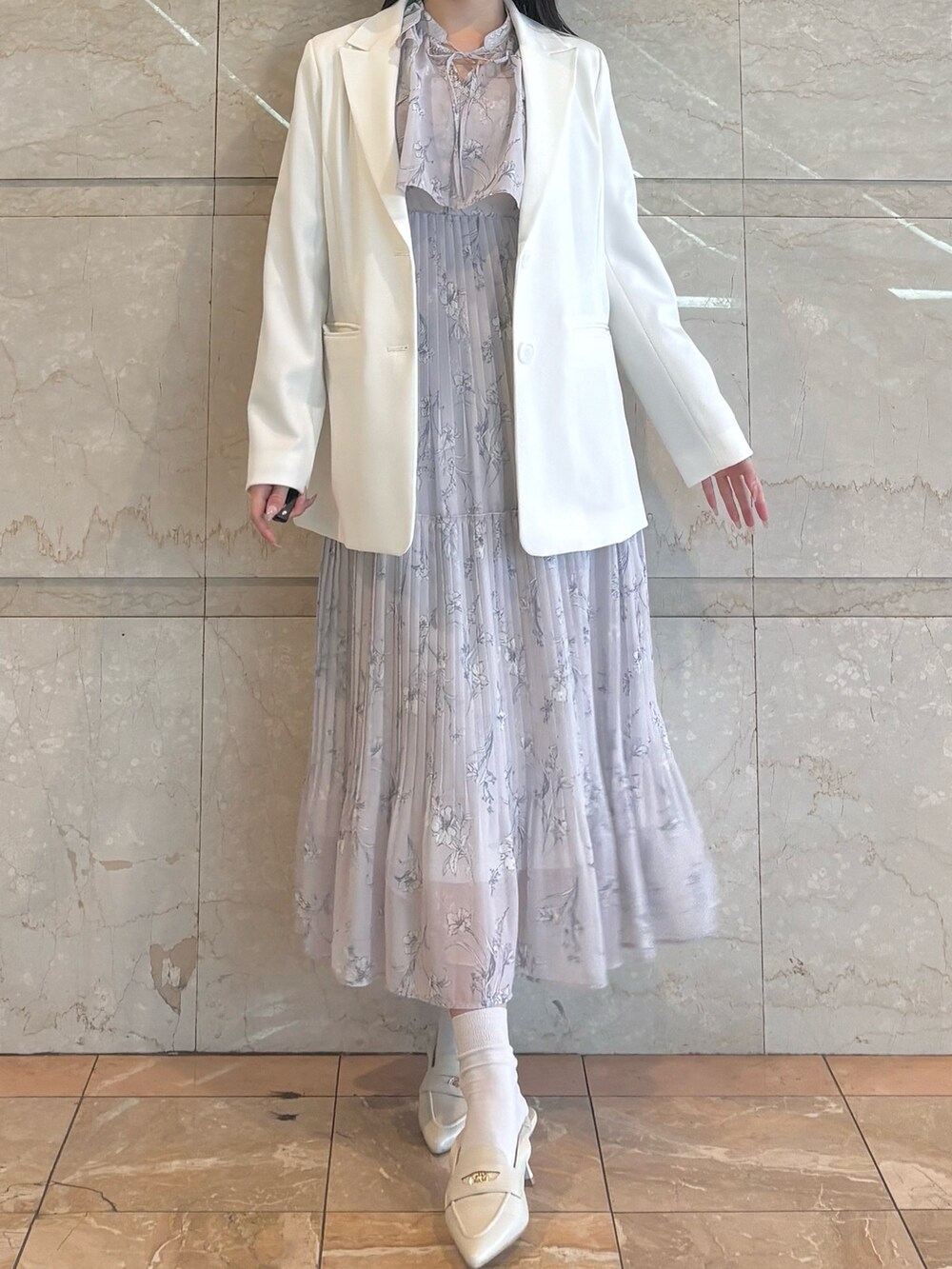 ホワイト系のパンプス、ピンク系のワンピース、ホワイト系のテーラードジャケットを着用したレディースの春コーディネートの8枚目の写真