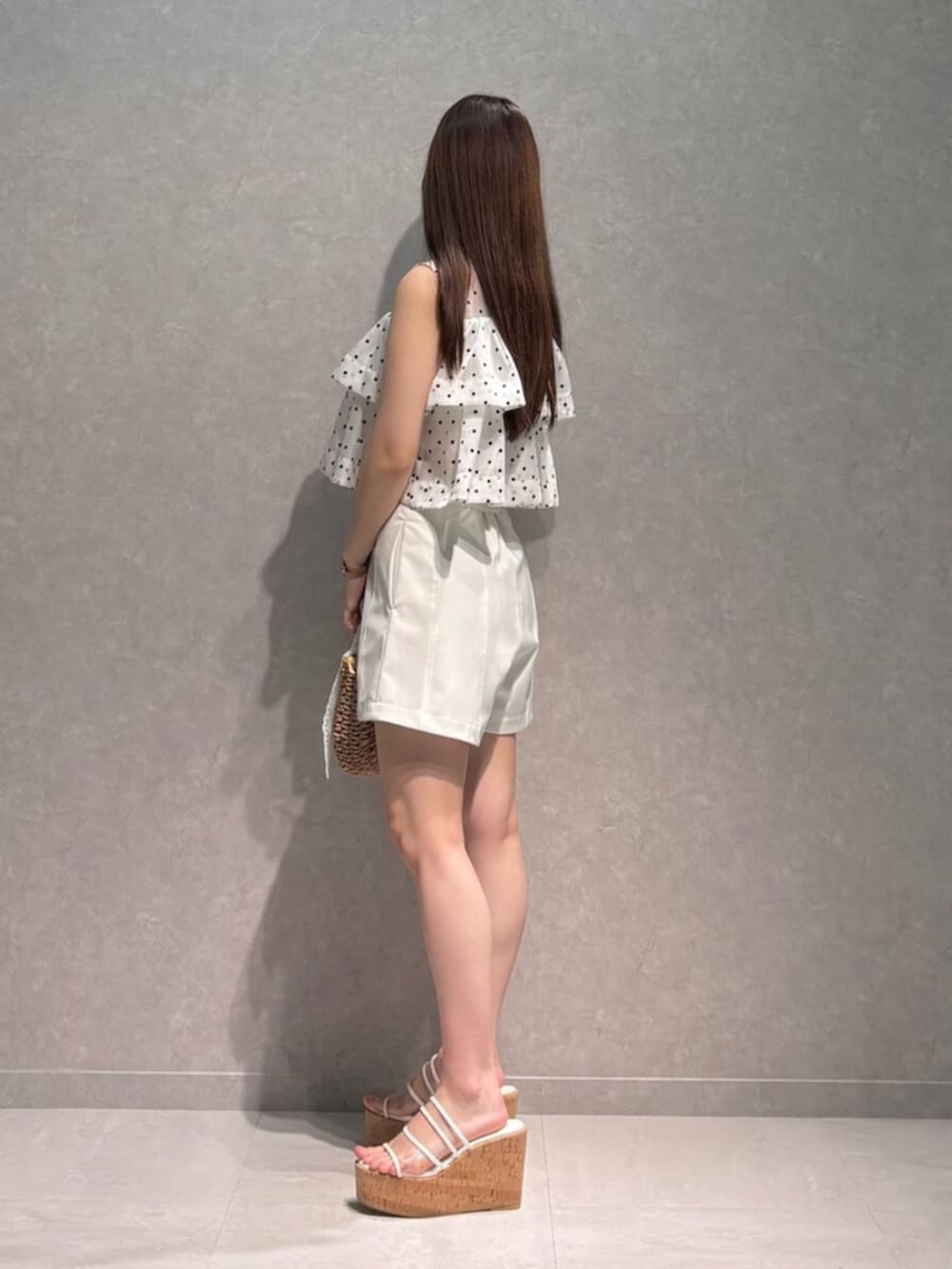 ベージュ系のハンドバッグ、その他のサンダル、ホワイト系のその他パンツを着用したレディースの夏コーディネートの4枚目の写真