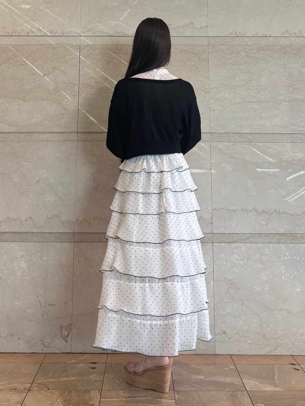 その他のワンピース、その他のサンダル、ブラック系のカーディガン/ボレロを着用したレディースの夏コーディネートの4枚目の写真