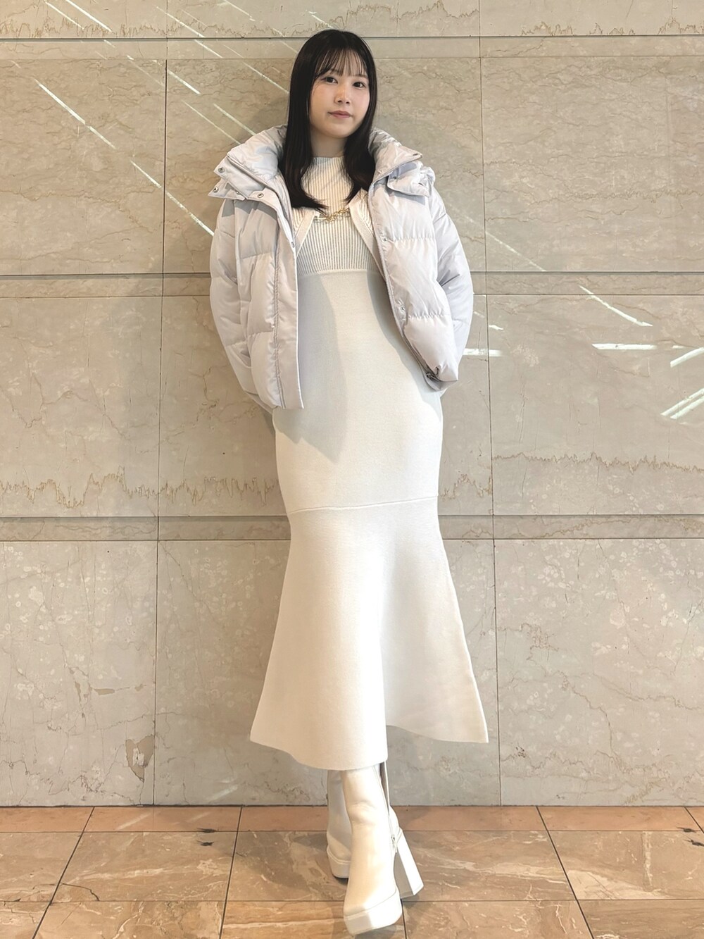 ホワイト系のワンピース、ホワイト系のブーツ、パープル系のダウンジャケット/コートを着用したレディースの秋コーディネートの4枚目の写真