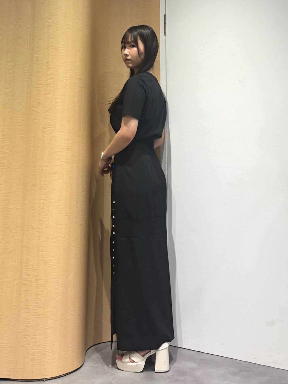 ホワイト系のサンダル、ブラック系のスカート、ブラック系のTシャツ/カットソーを着用したレディースの夏コーディネートの2枚目の写真