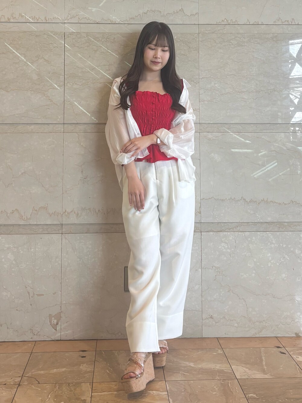 ホワイト系のその他パンツ、ベージュ系のサンダル、レッド系のシャツ/ブラウスを着用したレディースの夏コーディネートの4枚目の写真