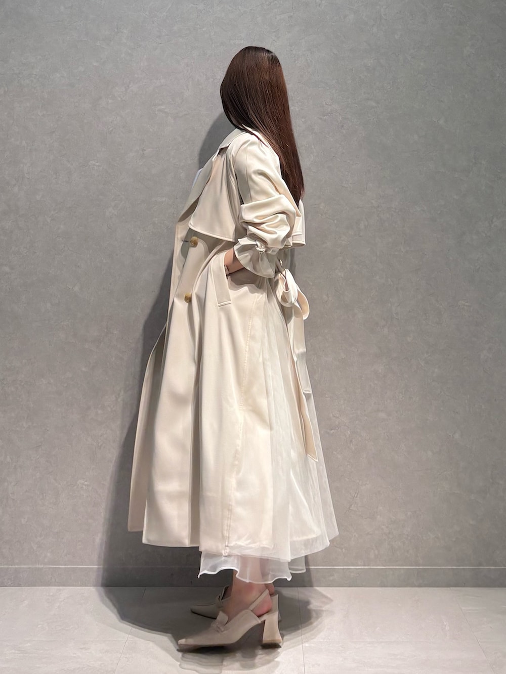 その他のスカート、ブルー系のニット/セーター、ホワイト系のパンプスを着用したレディースの春コーディネートの5枚目の写真