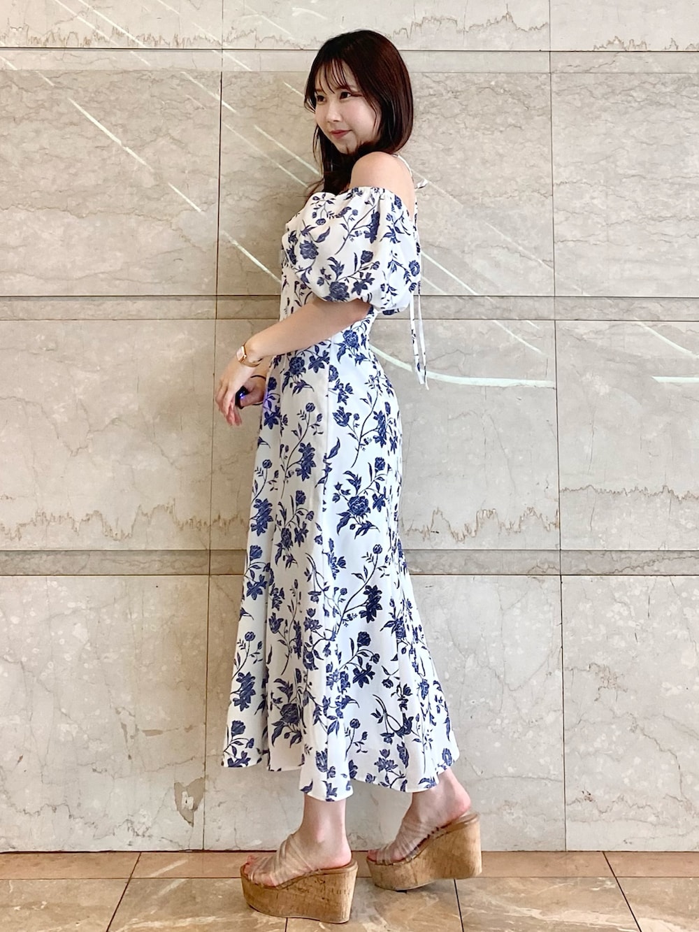 ホワイト系のワンピース、その他のサンダルを着用したレディースの夏コーディネートの2枚目の写真