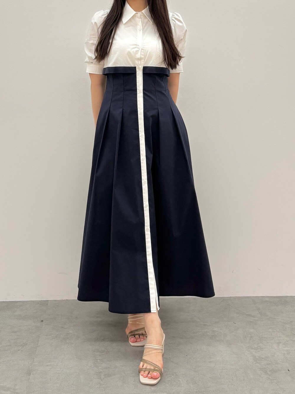 ブルー系のワンピース、ホワイト系のサンダルを着用したレディースの夏コーディネートの2枚目の写真