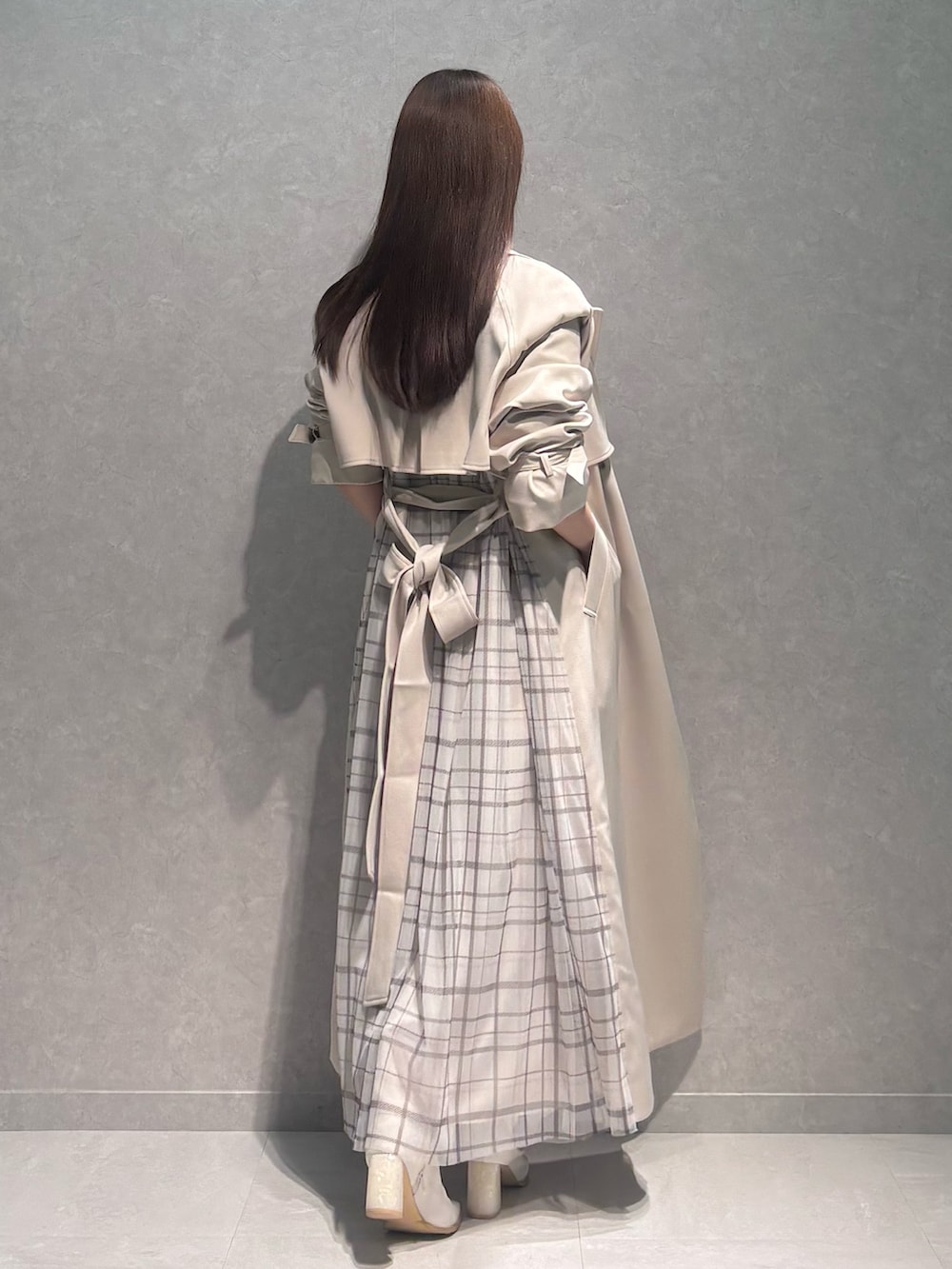 ベージュ系のその他パンツ、グレー系のニット/セーター、ベージュ系のトレンチコートを着用したレディースの冬コーディネートの5枚目の写真