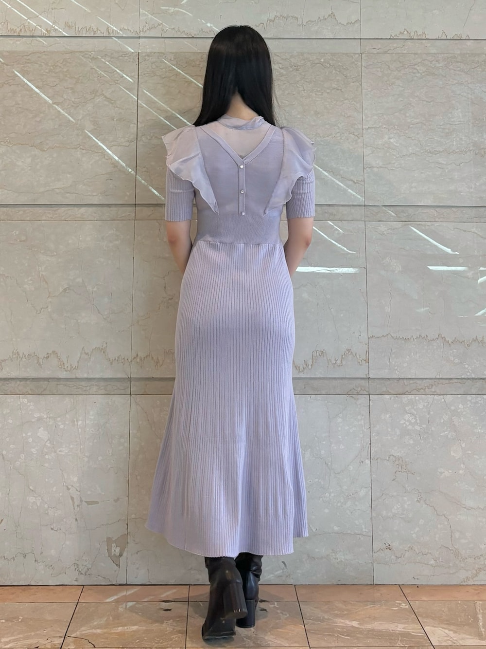 パープル系のワンピース、ブラウン系のブーツを着用したレディースの夏コーディネートの4枚目の写真