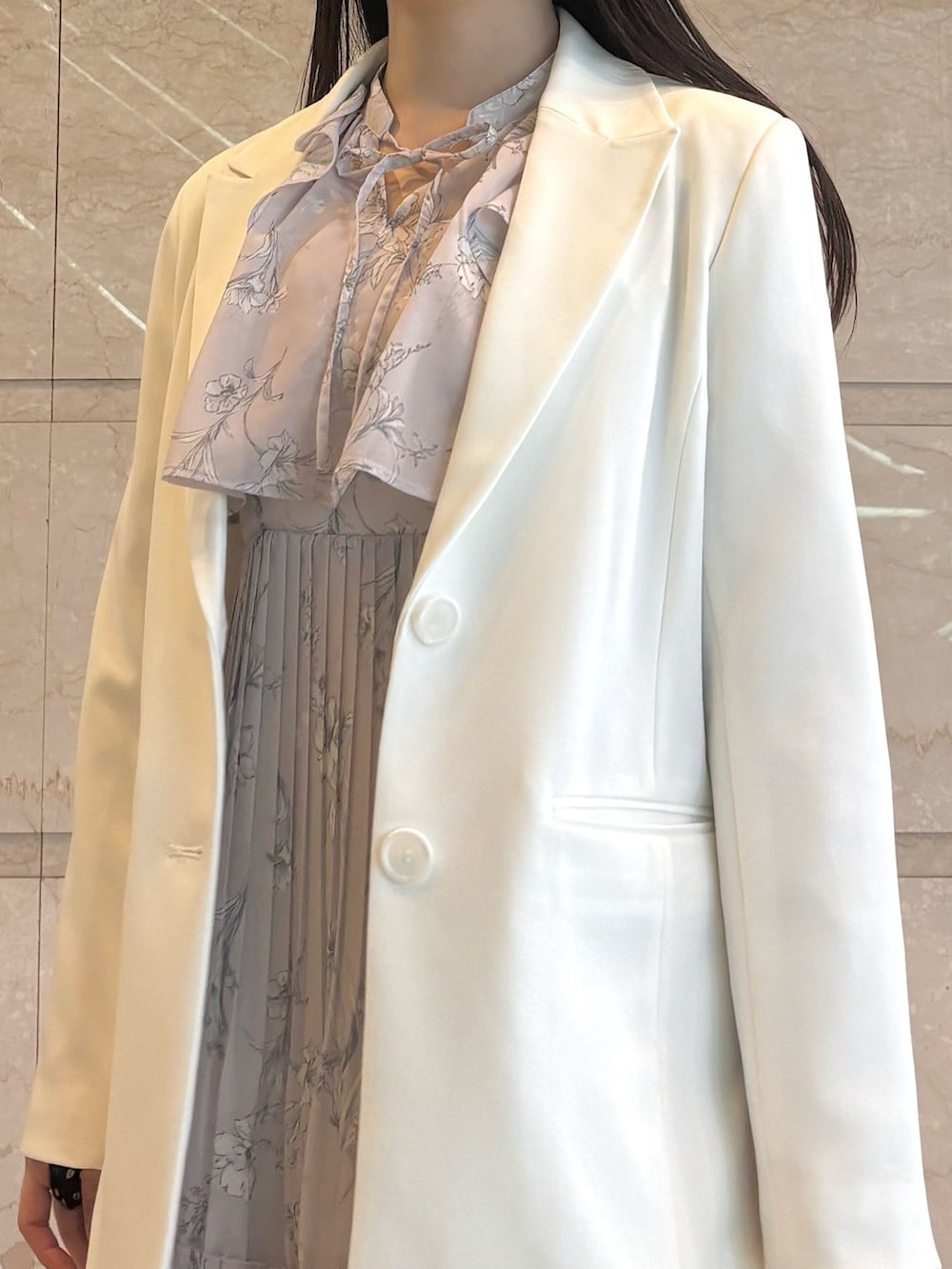 ホワイト系のパンプス、ピンク系のワンピース、ホワイト系のテーラードジャケットを着用したレディースの春コーディネートの3枚目の写真