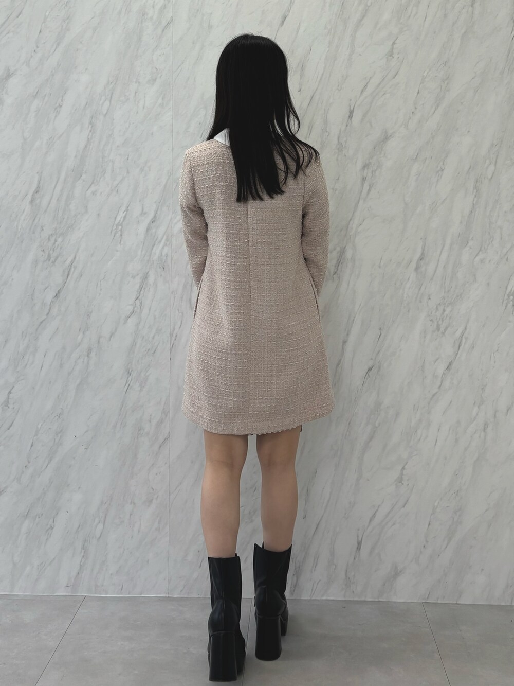 ベージュ系のワンピース、ブラック系のブーツ、ピンク系のハンドバッグを着用したレディースの秋コーディネートの4枚目の写真