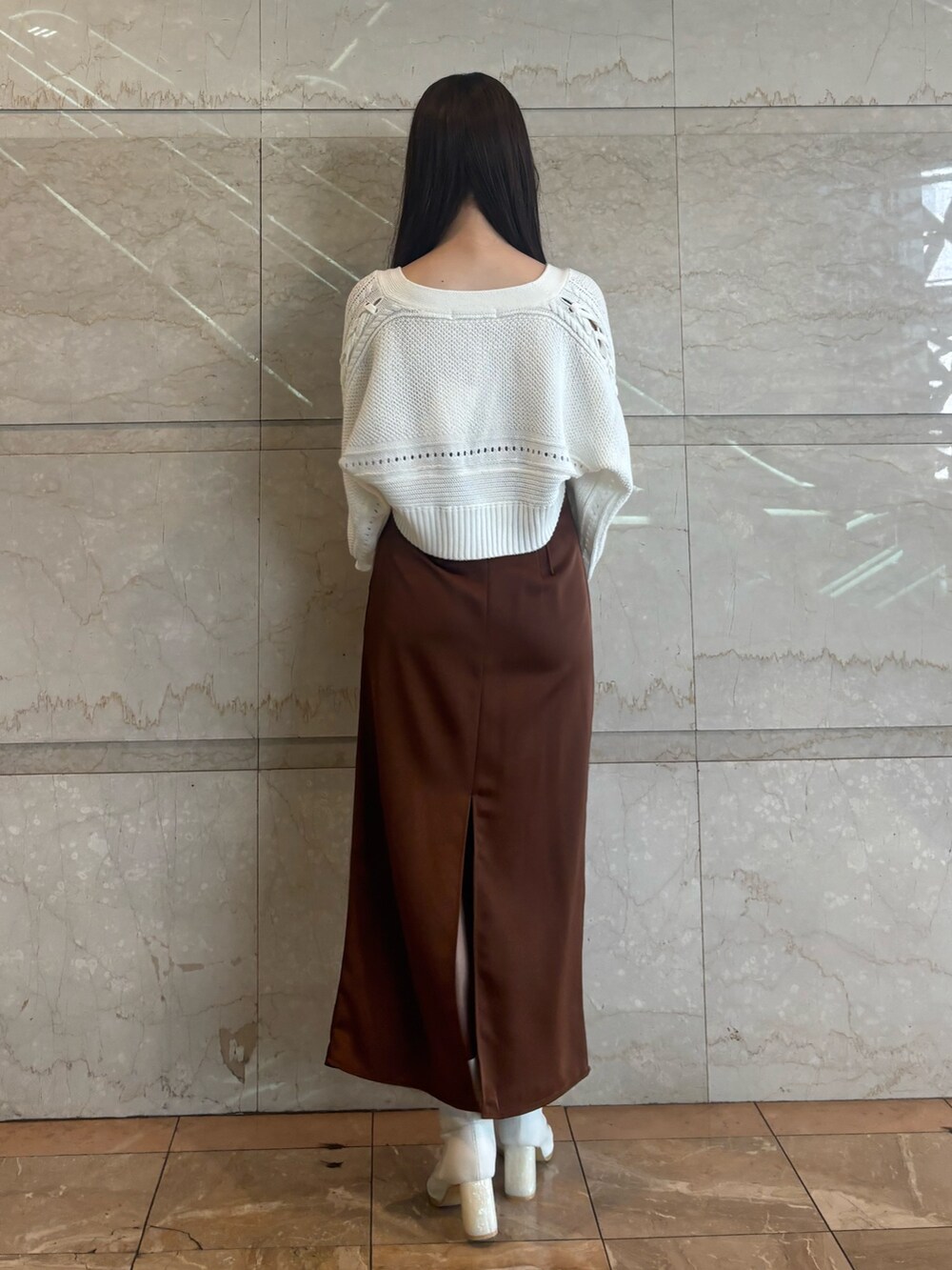 ブラウン系のワンピース、ホワイト系のブーツ、ホワイト系のカーディガン/ボレロを着用したレディースの秋コーディネートの4枚目の写真