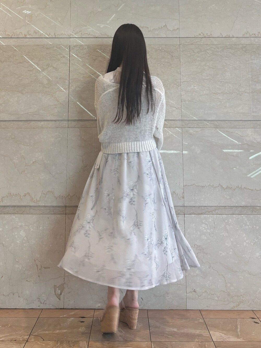 グレー系のワンピース、その他のサンダル、ホワイト系のカーディガン/ボレロを着用したレディースの夏コーディネートの4枚目の写真