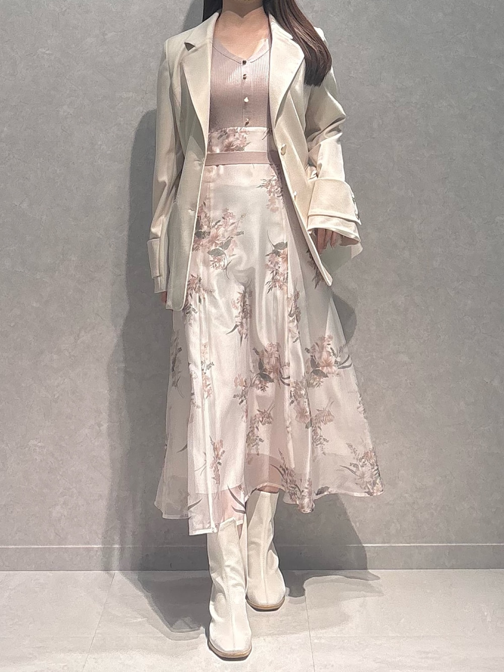 ベージュ系のワンピース、ホワイト系のテーラードジャケット、ホワイト系のブーツを着用したレディースの春コーディネートの4枚目の写真