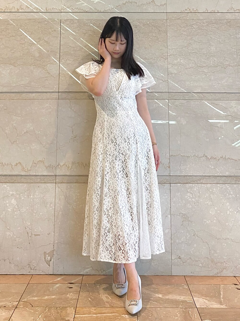 ホワイト系のドレス、シルバー系のパンプスを着用したレディースの夏コーディネートの2枚目の写真