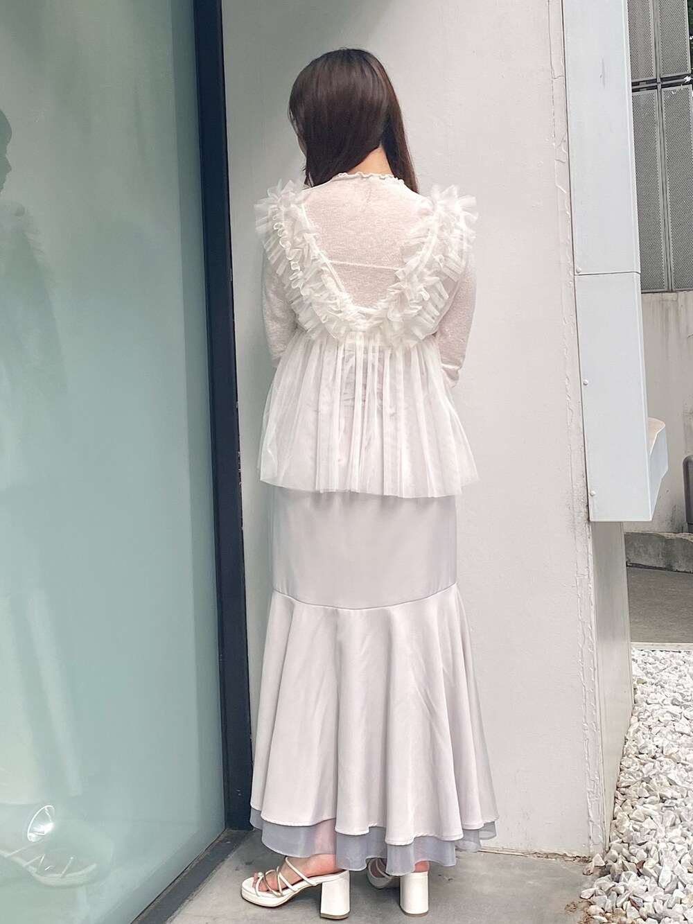 グレー系のスカート、ホワイト系のサンダル、ホワイト系のシャツ/ブラウスを着用したレディースの夏コーディネートの6枚目の写真