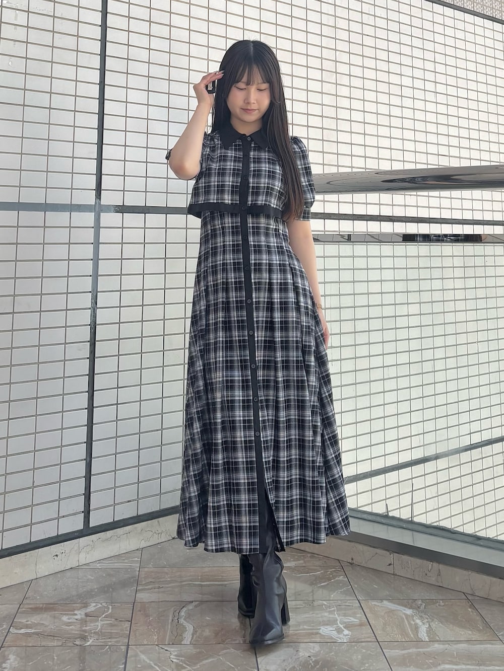 その他のワンピース、ブラウン系のブーツを着用したレディースの夏コーディネートの2枚目の写真