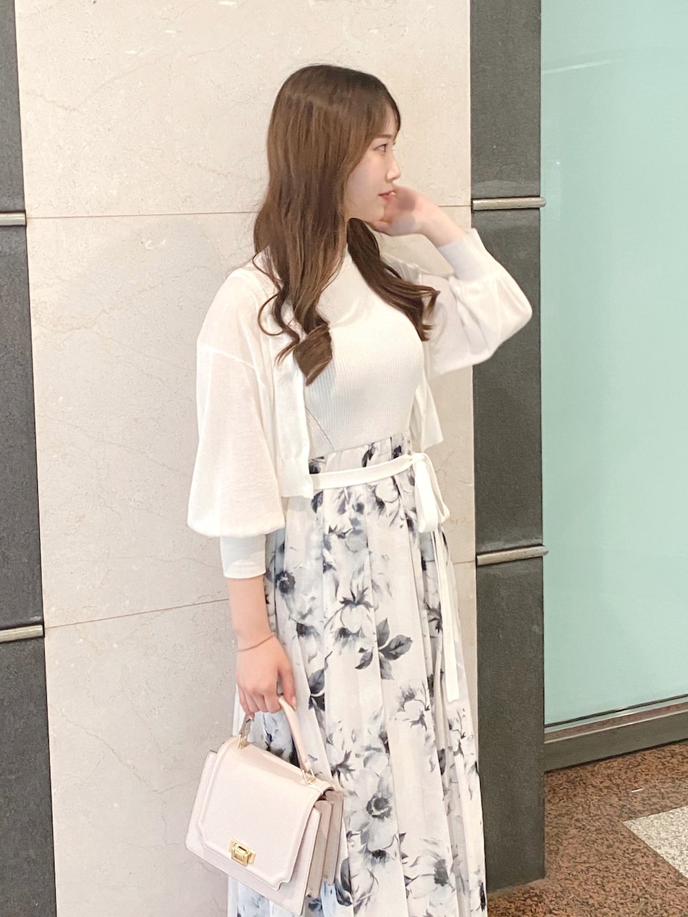 ホワイト系のワンピース、シルバー系のサンダル、ホワイト系のカーディガン/ボレロを着用したレディースの夏コーディネートの3枚目の写真