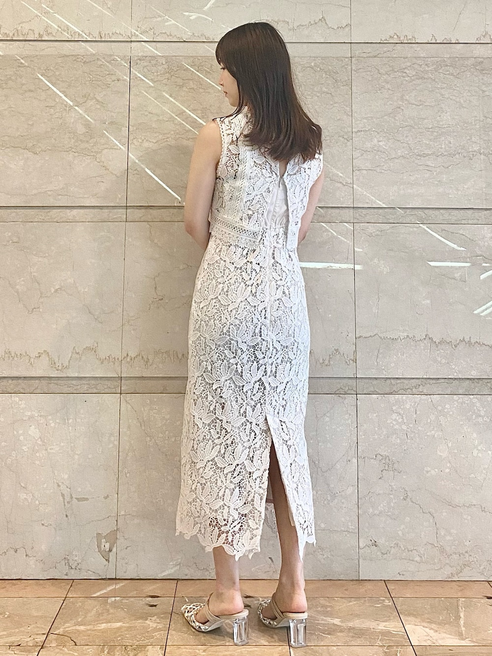 ホワイト系のドレス、その他のパンプスを着用したレディースの夏コーディネートの3枚目の写真