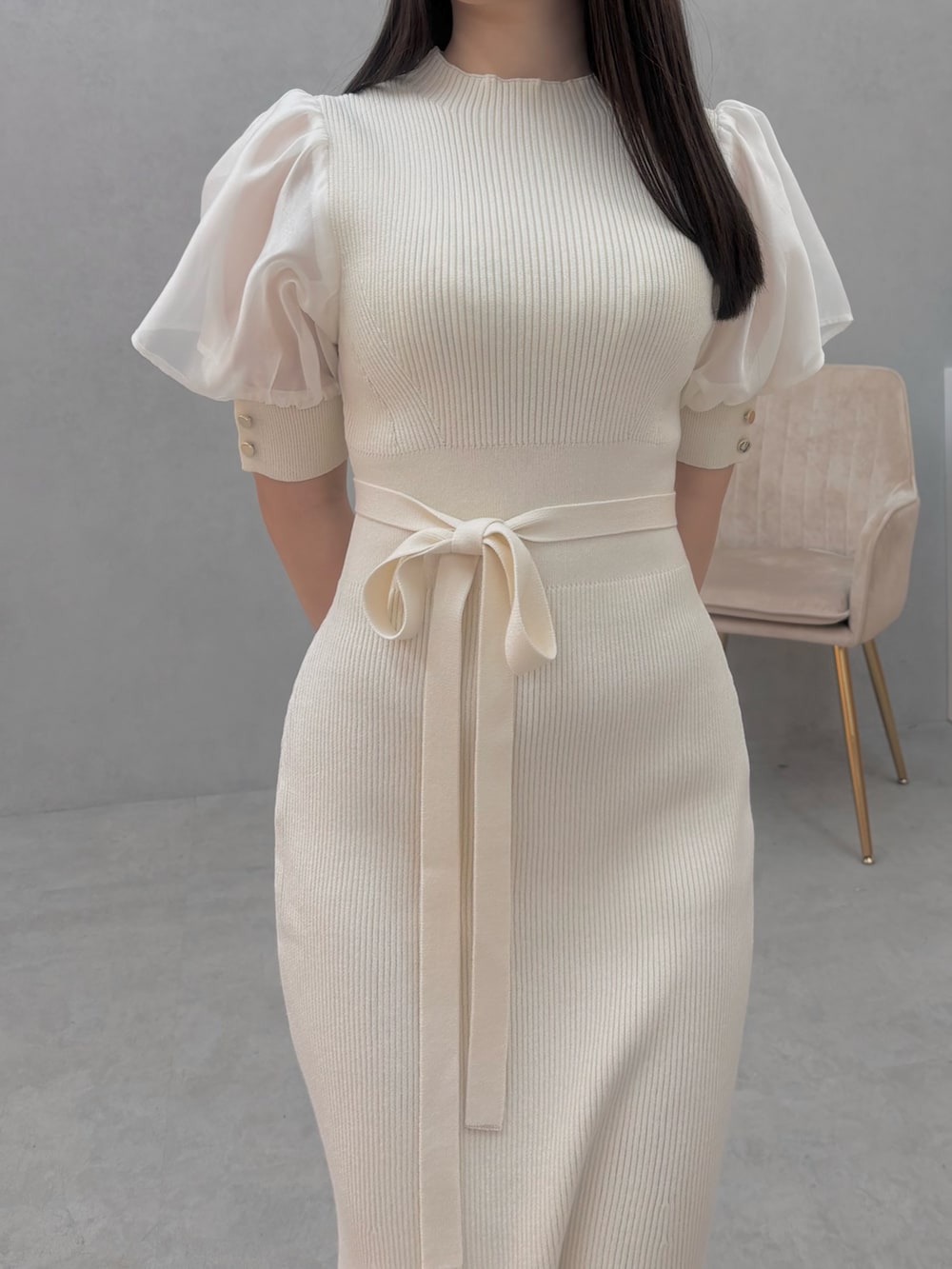 ブラウン系のパンプス、ホワイト系のワンピースを着用したレディースの冬コーディネートの5枚目の写真