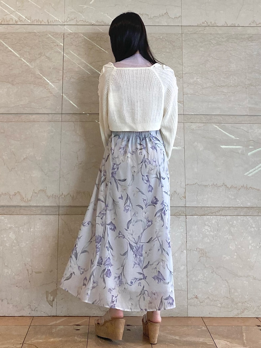 パープル系のワンピース、その他のサンダル、ホワイト系のカーディガン/ボレロを着用したレディースの夏コーディネートの4枚目の写真