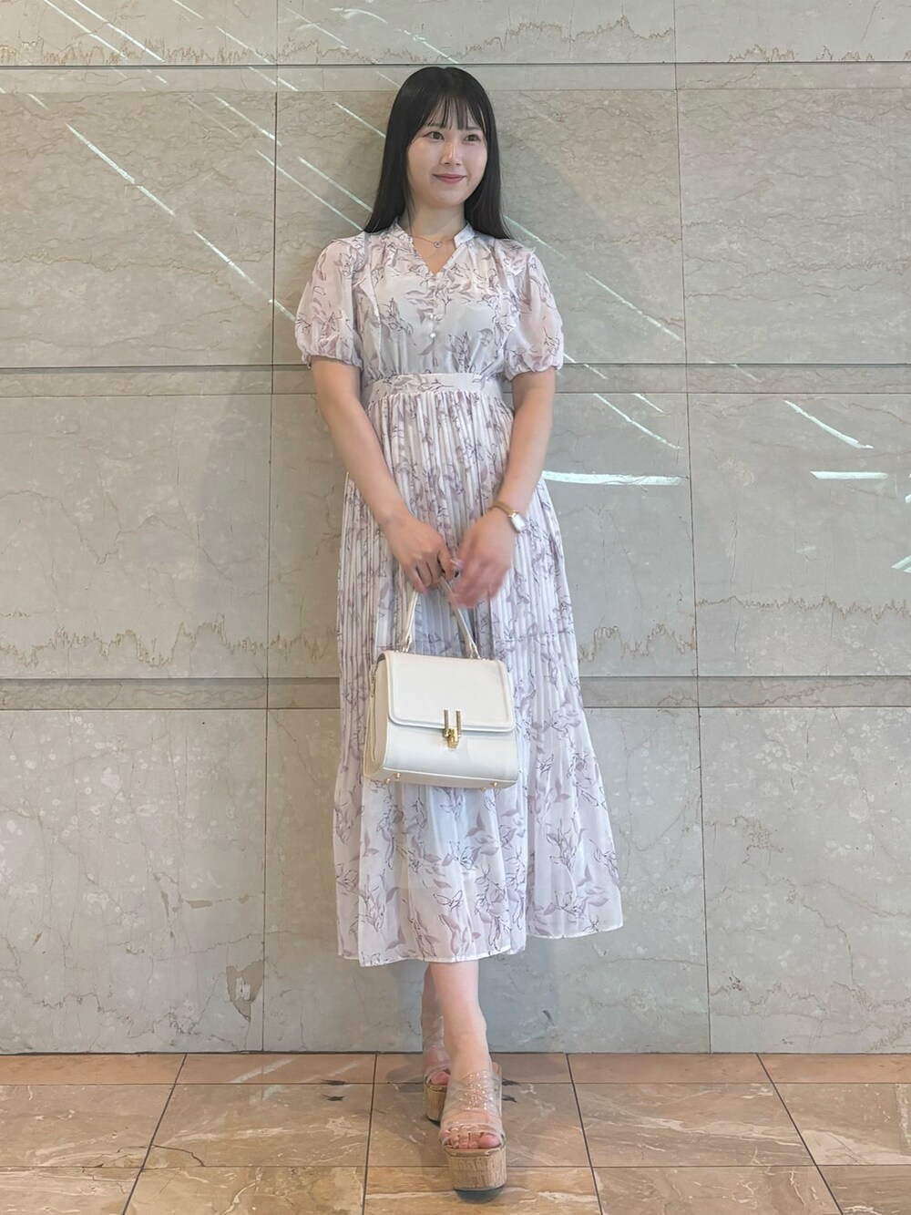 その他のサンダル、ホワイト系のショルダーバッグ、ピンク系のワンピースを着用したレディースの夏コーディネートの5枚目の写真