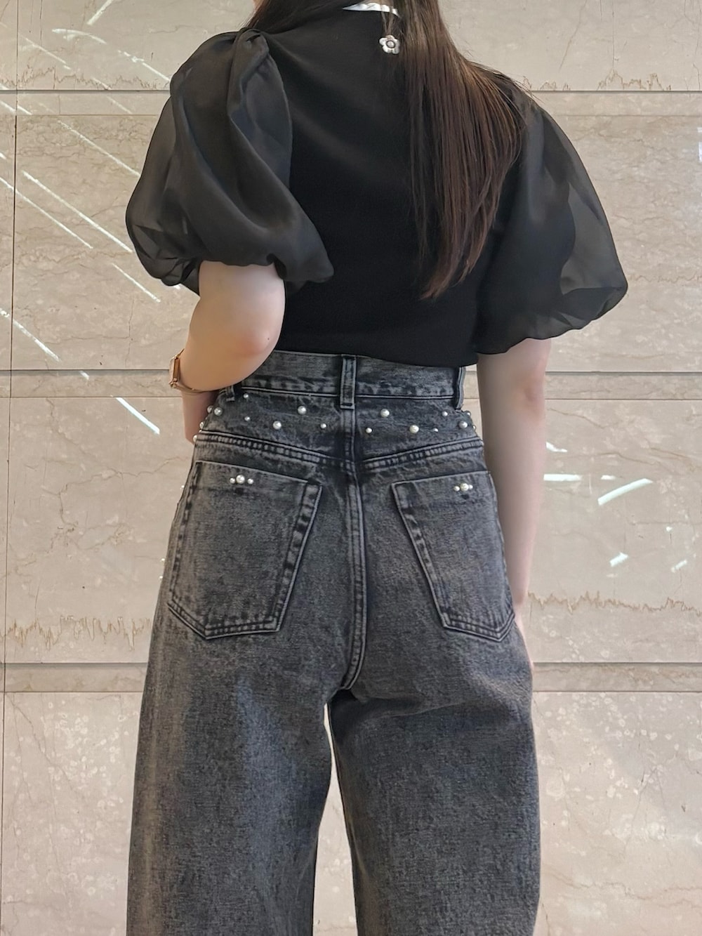 「MERCURYDUOのパールデニムパンツ（デニムパンツ、ブラック系）」を使った、NANAさん（レディース・155cm）の春コーディネートの5枚目の写真
