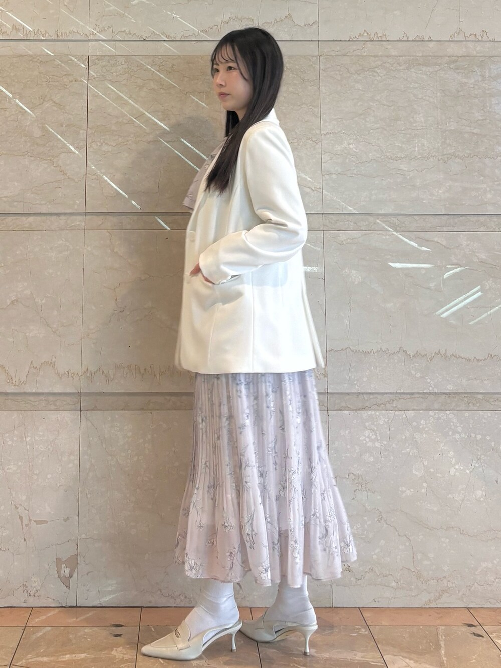 ホワイト系のパンプス、ピンク系のワンピース、ホワイト系のテーラードジャケットを着用したレディースの春コーディネートの5枚目の写真