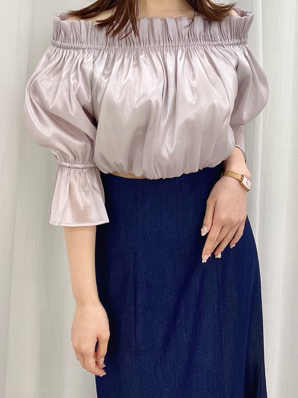 ブルー系のスカート、ホワイト系のサンダル、パープル系のシャツ/ブラウスを着用したレディースの春コーディネートの4枚目の写真