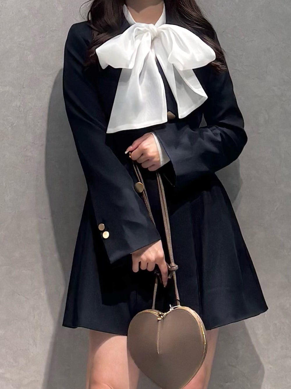 ブルー系のワンピース、ブラウン系のブーツ、ホワイト系のシャツ/ブラウスを着用したレディースの冬コーディネートの5枚目の写真