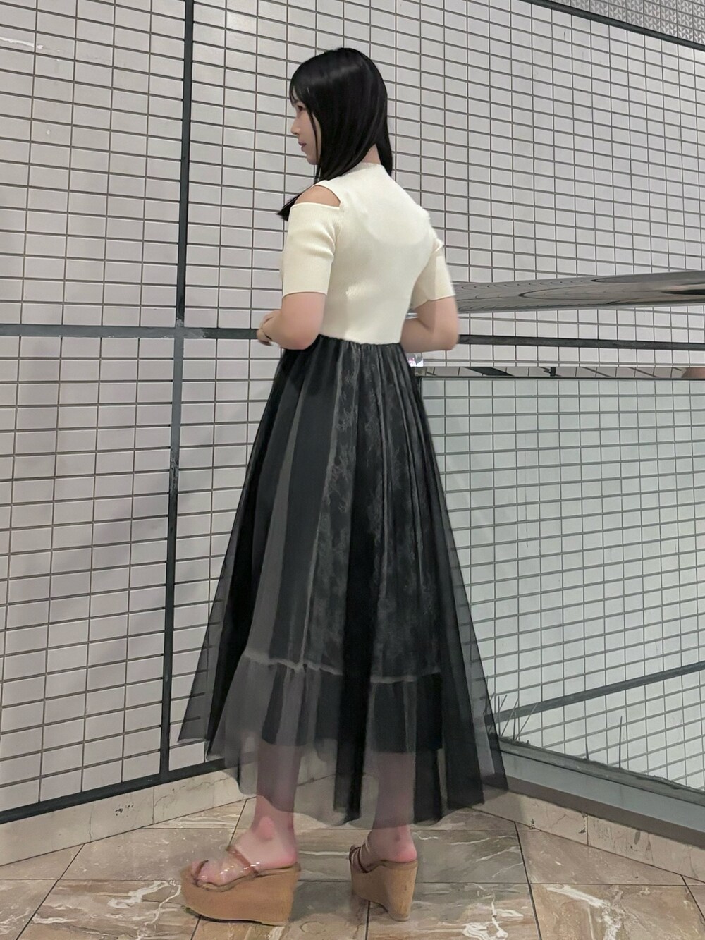 ホワイト系のワンピース、ベージュ系のサンダルを着用したレディースの夏コーディネートの4枚目の写真