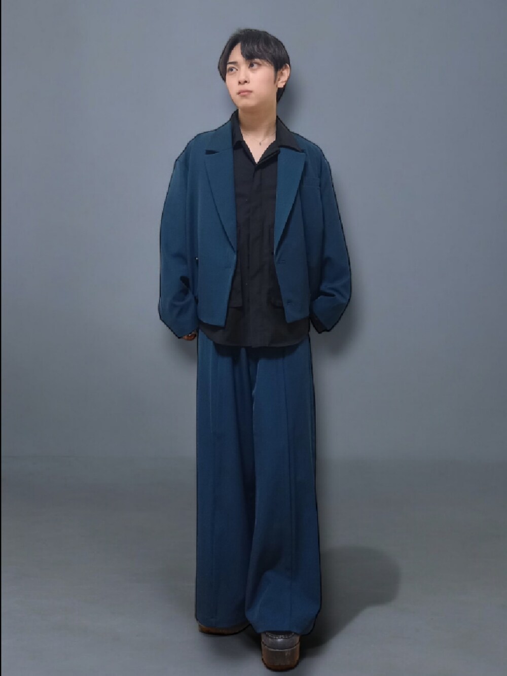 ブルー系のジャケット/アウター、ブルー系のスラックス、ホワイト系のその他アウターを着用したメンズの春コーディネートの2枚目の写真