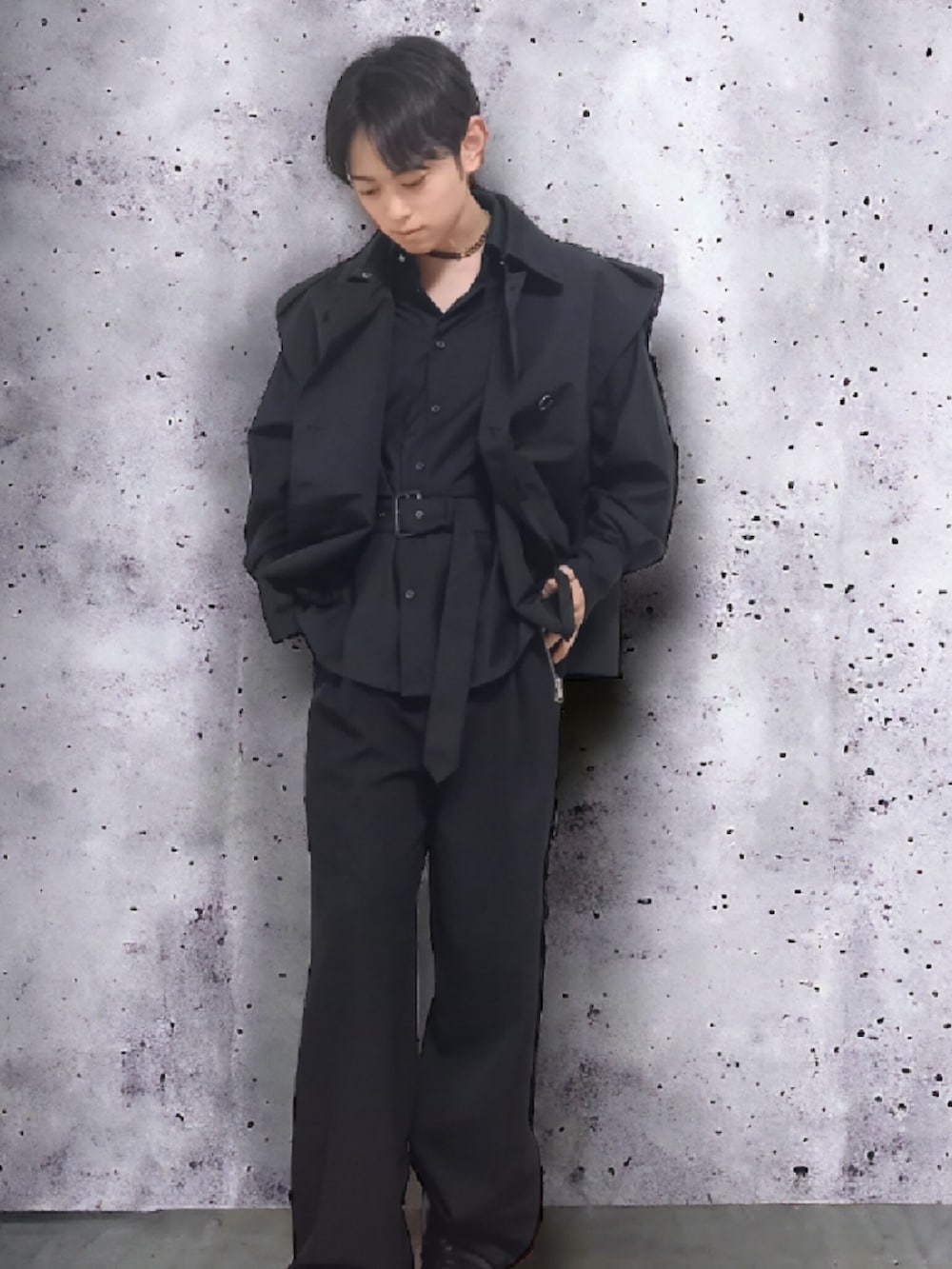 ブラック系のトレンチコート、ブラック系のシャツ/ブラウス、ブラック系のスラックスを着用したメンズの冬コーディネートの4枚目の写真