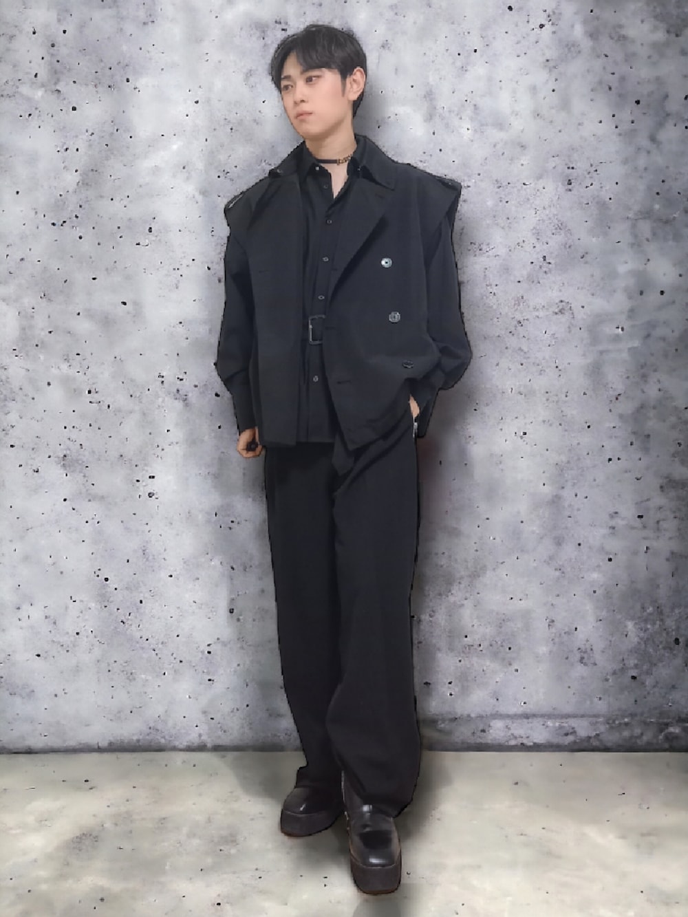 ブラック系のトレンチコート、ブラック系のシャツ/ブラウス、ブラック系のスラックスを着用したメンズの冬コーディネートの3枚目の写真