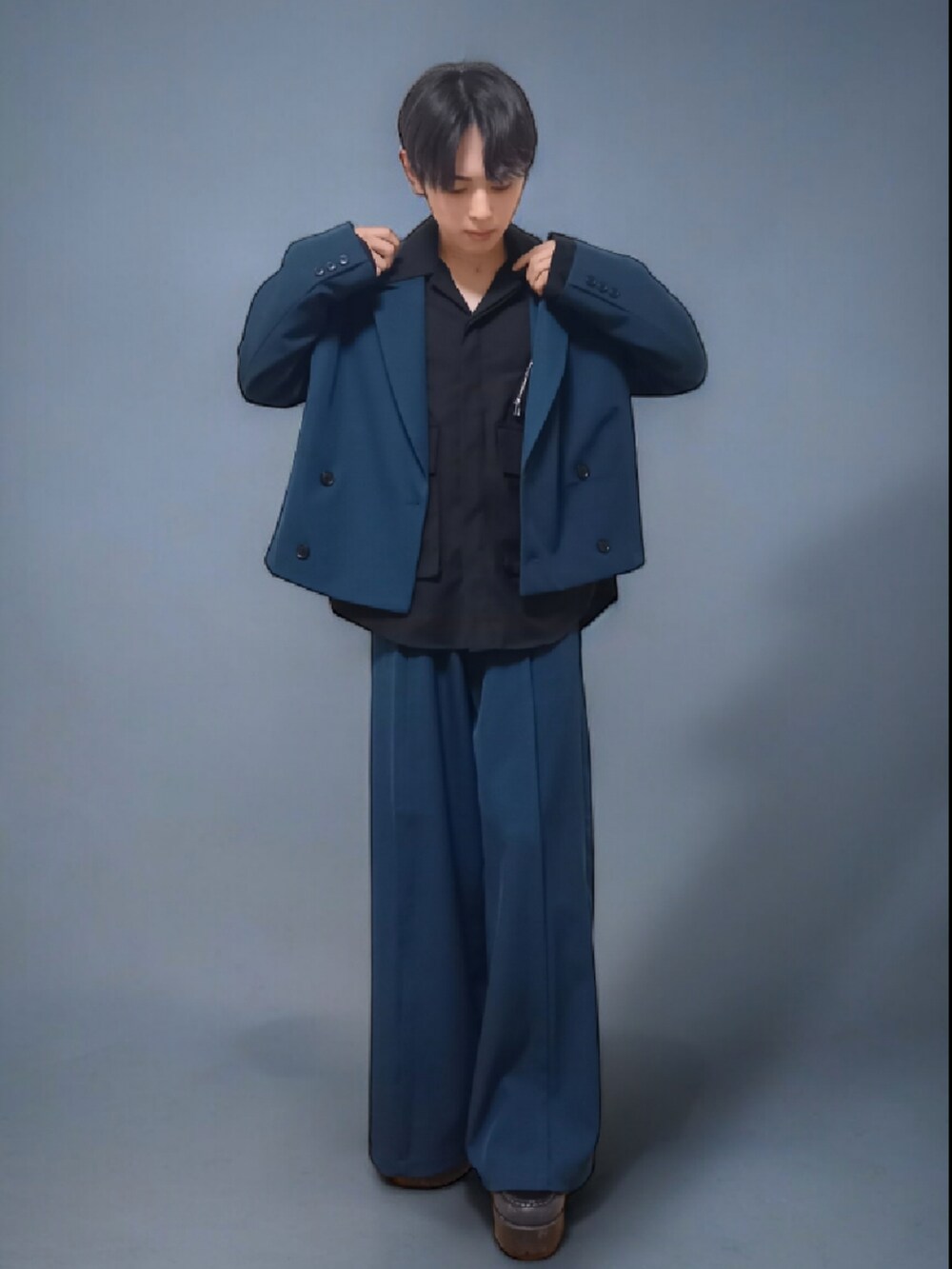 ブルー系のジャケット/アウター、ブルー系のスラックス、ホワイト系のその他アウターを着用したメンズの春コーディネートの3枚目の写真