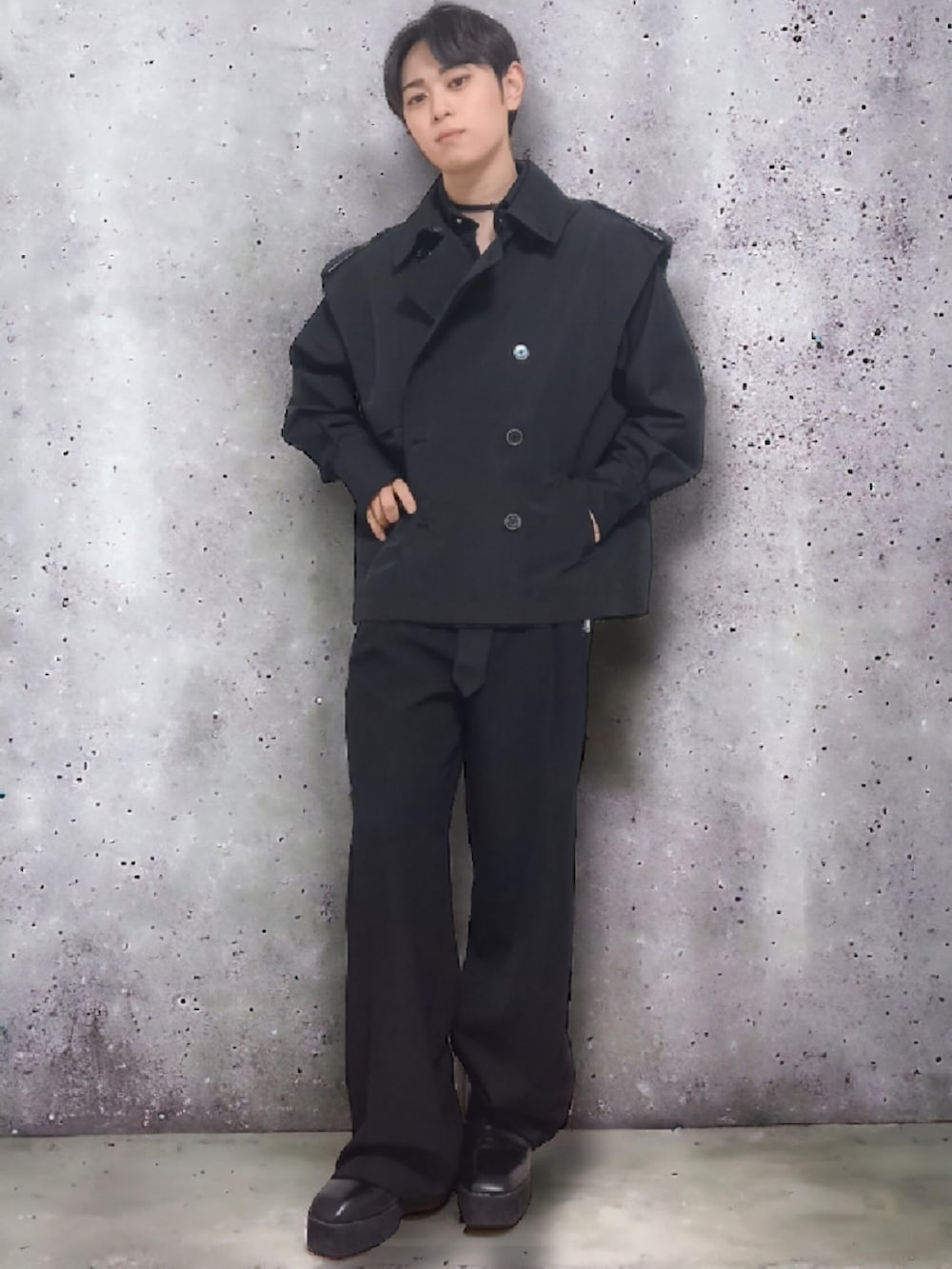 ブラック系のトレンチコート、ブラック系のシャツ/ブラウス、ブラック系のスラックスを着用したメンズの冬コーディネートの2枚目の写真