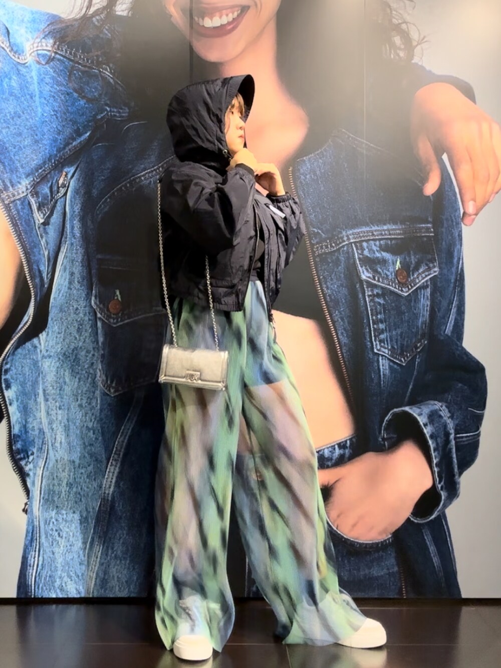 「オトナカジュアル、AXchanger、AXchange、armaniexchange、アルマーニエクスチェンジ、スニーカーコーデ、春アウター、パンツスタイル、春夏コーデ、ワイドパンツ、24SS春の新作、キラキラバッグ、ショート丈、メタリック、チュール」|「ARMANI EXCHANGEのアイテム(ジャケット/アウター、ブルー系)」を使った、moᴥmoさん(レディース・157cm)の冬コーディネートの2枚目の写真