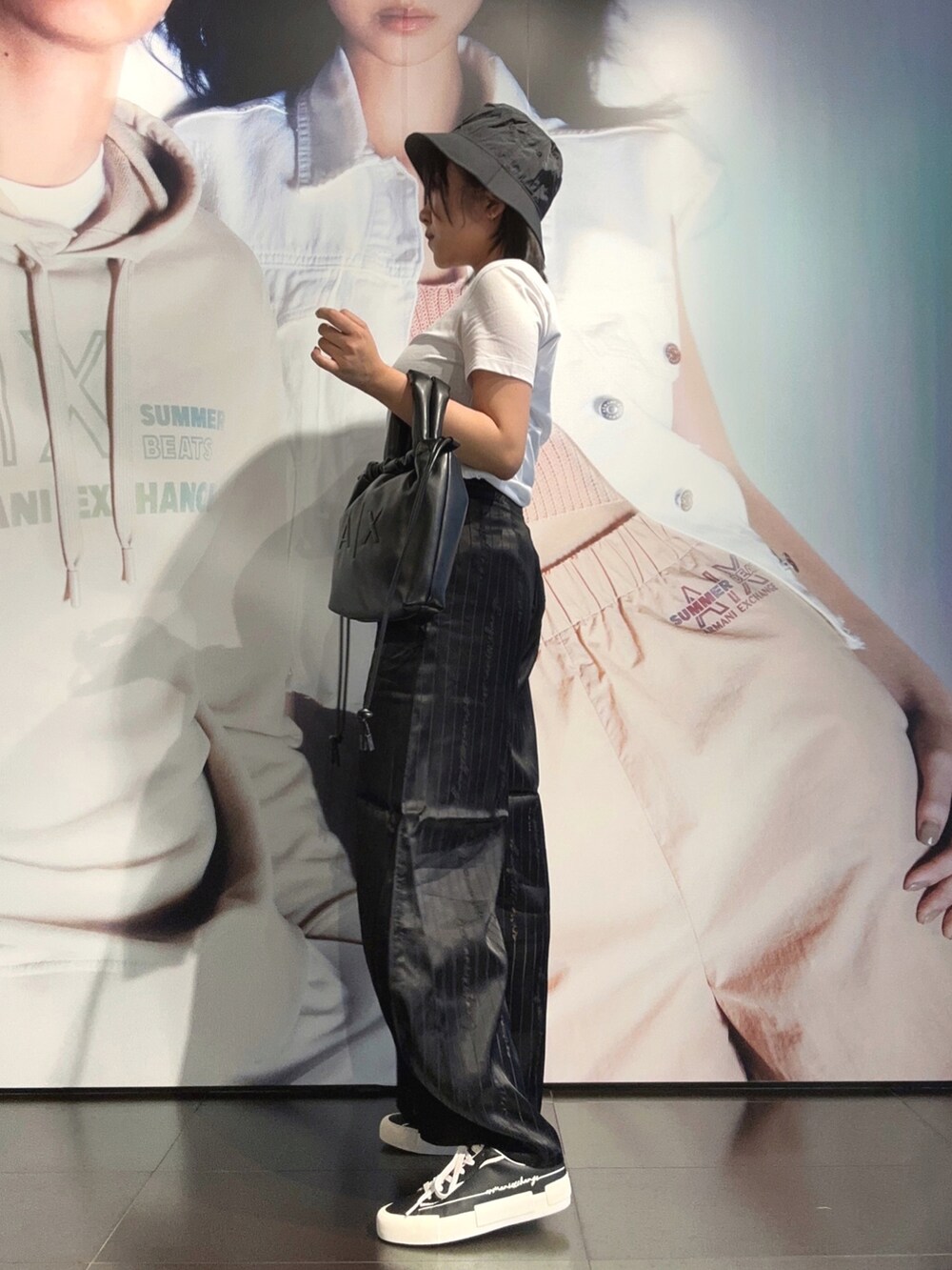 「バケットハット、アルマーニエクスチェンジ、armaniexchange、AXchanger、AXchange、夏コーデ、休日コーデ、カジュアルコーデ、ブラック×ホワイト、Tシャツ、シースルー、スニーカーコーデ、オトナカジュアル、おしゃれさんと繋がりたい、きれいめカジュアル」|「ARMANI EXCHANGEの【A|X アルマーニ エクスチェンジ】ロゴ バケットハット(ハット、ブラック系)」を使った、moᴥmoさん(レディース・157cm)の夏コーディネートの2枚目の写真