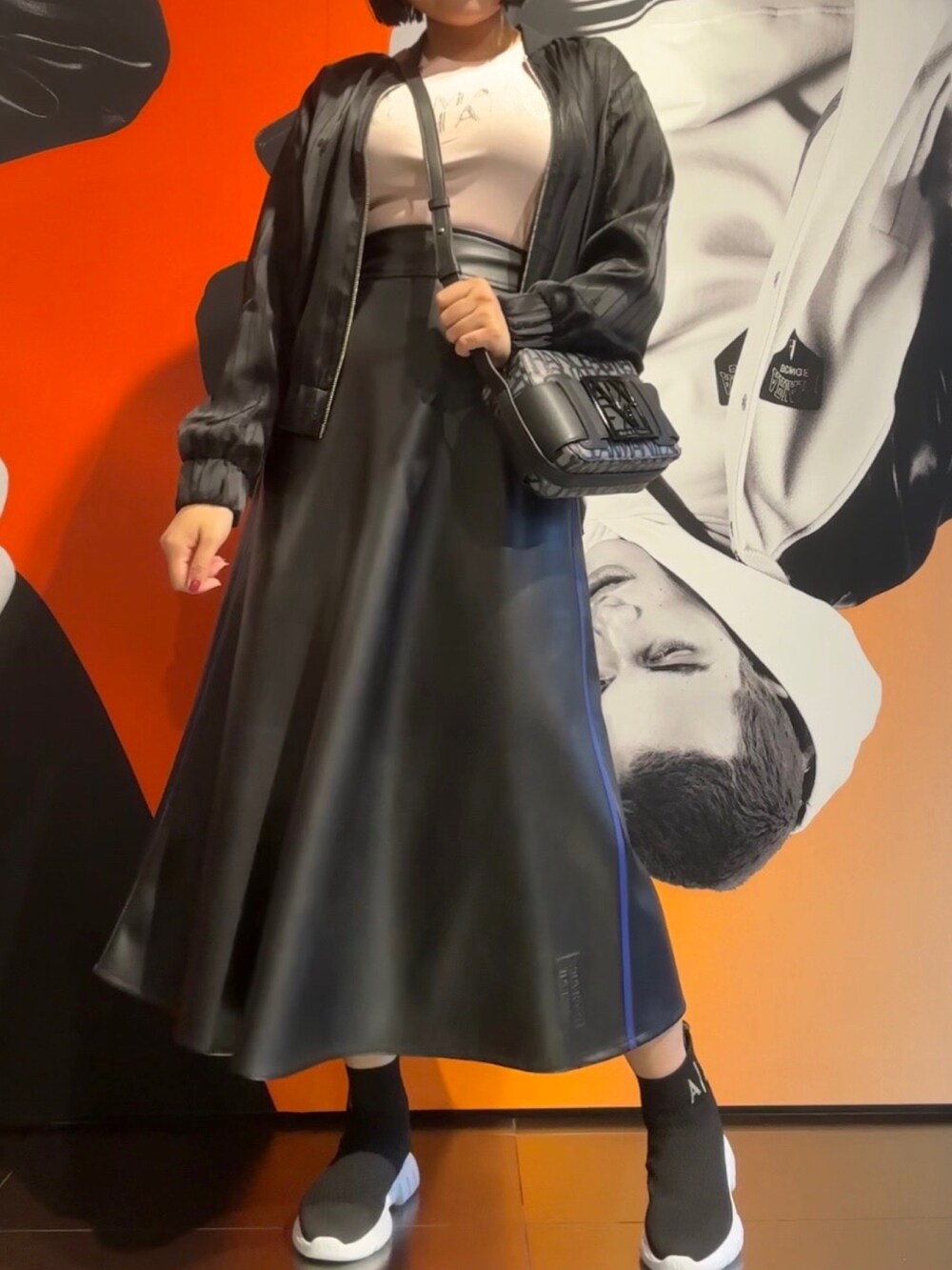 「AXchanger、AXchange、アルマーニエクスチェンジ、armaniexchange、秋のコーデ、楽チンコーデ、おしゃれさんと繋がりたい、秋コーデ、ブラックコーデ、ブルゾン、レザースカート、ショルダーバッグ、Tシャツ、ブルー×ブラック、オトナカワイイ」｜「ARMANI EXCHANGEの【A|X アルマーニ エクスチェンジ】ラインロゴ　ライトブルゾン（ブルゾン、ブラック系）」を使った、moᴥmoさん（レディース・157cm）の秋コーディネートの2枚目の写真