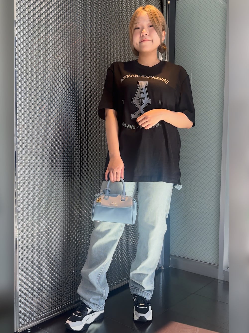 「AXchange、AXchanger、アルマーニエクスチェンジ、armaniexchange、水色、Tシャツ、ジーンズ、デニム、ペインターパンツ、スニーカー、アツいコーデ全部見せ、カジュアルスタイル、シンプルコーデ、デニムコーデ、メンズライク」｜「ARMANI EXCHANGEの【A|X アルマーニ エクスチェンジ】＜オンライン限定＞AXロゴ 半袖クルーネックTシャツ/REGULAR+（Tシャツ/カットソー、ブラック系）」を使った、moᴥmoさん（レディース・157cm）の夏コーディネートの2枚目の写真