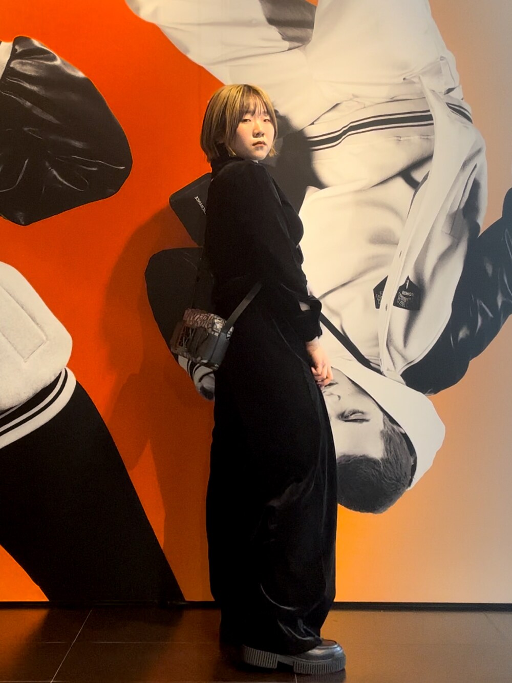 「ファッションを楽しもう、おしゃれさんと繋がりたい、休日スタイル、AXchanger、AXchange、アルマーニエクスチェンジ、armaniexchange、オールインワン、ベロア、ショルダーバッグ、お出かけコーデ、厚底ブーツ、オールブラック、リラックススタイル、ゆるコーデ」｜「ARMANI EXCHANGEの【A|X アルマーニ エクスチェンジ】ベルベットジャンプスーツ（パンツドレス、ブラック系）」を使った、moᴥmoさん（レディース・157cm）の秋コーディネートの2枚目の写真