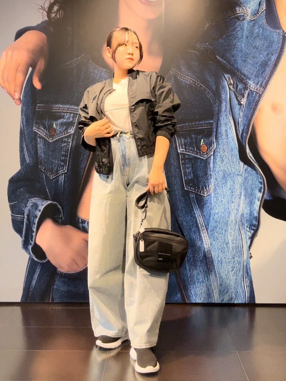 「AXchanger、AXchange、アルマーニエクスチェンジ、armaniexchange、デニムパンツ、ワイドデニム、春アウター、春夏コーデ、スポーツミックス、オトナカワイイ、春のおしゃ見えテクニック、カジュアルコーデ、大人カジュアル、パンツコーデ、休日スタイル」|「ARMANI EXCHANGEの【A|X アルマーニ エクスチェンジ】ボックスロゴ 半袖クルーネックTシャツ/REGULAR(EC限定カラー含)(Tシャツ/カットソー、ホワイト系)」を使った、moᴥmoさん(レディース・157cm)の春コーディネートの2枚目の写真