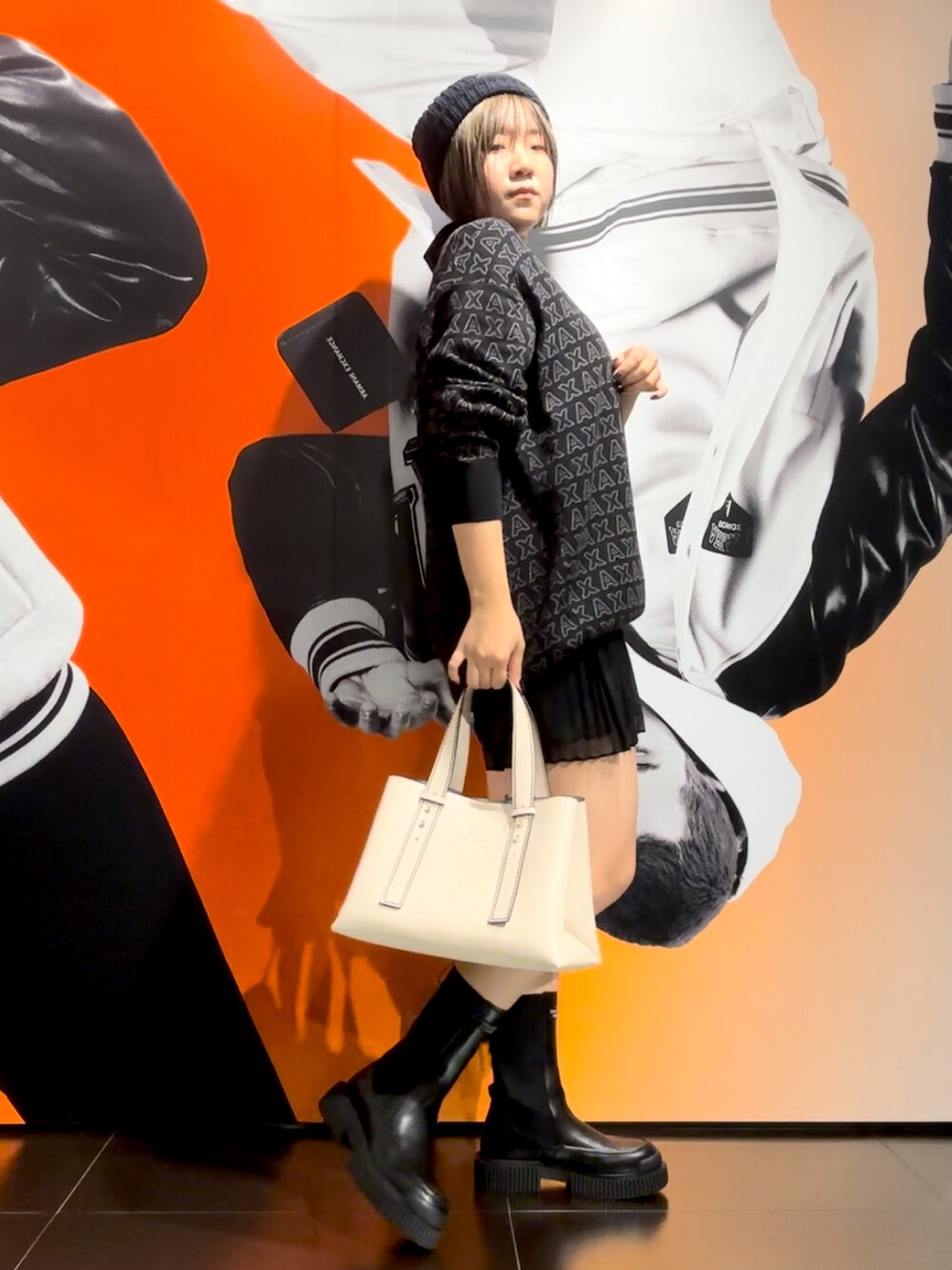 「秋服まるっと大公開、秋服コーデ、おしゃれさんと繋がりたい、AXchanger、AXchange、armaniexchange、アルマーニエクスチェンジ、ニット帽、ビーニー、ハーフジップ、プリーツ、サイドゴアブーツ、ストリートMIX、ストリートカジュアル、メンズアイテム」｜「ARMANI EXCHANGEの【A|X アルマーニ エクスチェンジ】A|Xロゴ　ローゲージニットキャップ（ニットキャップ/ビーニー、ブルー系）」を使った、moᴥmoさん（レディース・157cm）の秋コーディネートの2枚目の写真