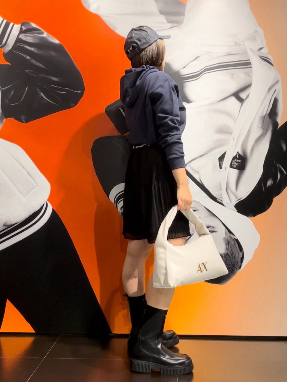「アルマーニエクスチェンジ、armaniexchange、AXchanger、AXchange、ネイビー、パーカーコーデ、プリーツパンツ、プリーツ、サイドゴアブーツ、デニムキャップ、ウエストゴム、休日コーデ、大人カジュアル、スウェット、休日スタイル」|「ARMANI EXCHANGEのアイテム(キャップ、その他)」を使った、moᴥmoさん(レディース・157cm)の秋コーディネートの2枚目の写真
