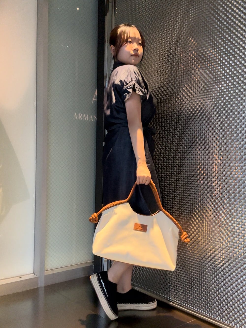 「シンプルコーデ、フリル、初夏コーデ、ラフコーデ、デートコーデ、低身長女子、AXchanger、AXchange、アルマーニエクスチェンジ、armaniexchange、ベージュ、シャツワンピ、ワンピース、ウエストマーク、休日スタイル」｜「ARMANI EXCHANGEの【A|X アルマーニ エクスチェンジ】＜オンライン限定＞シャンブレーデニム　半袖シャツワンピース（シャツワンピース、ブルー系）」を使った、moᴥmoさん（レディース・157cm）の春コーディネートの2枚目の写真