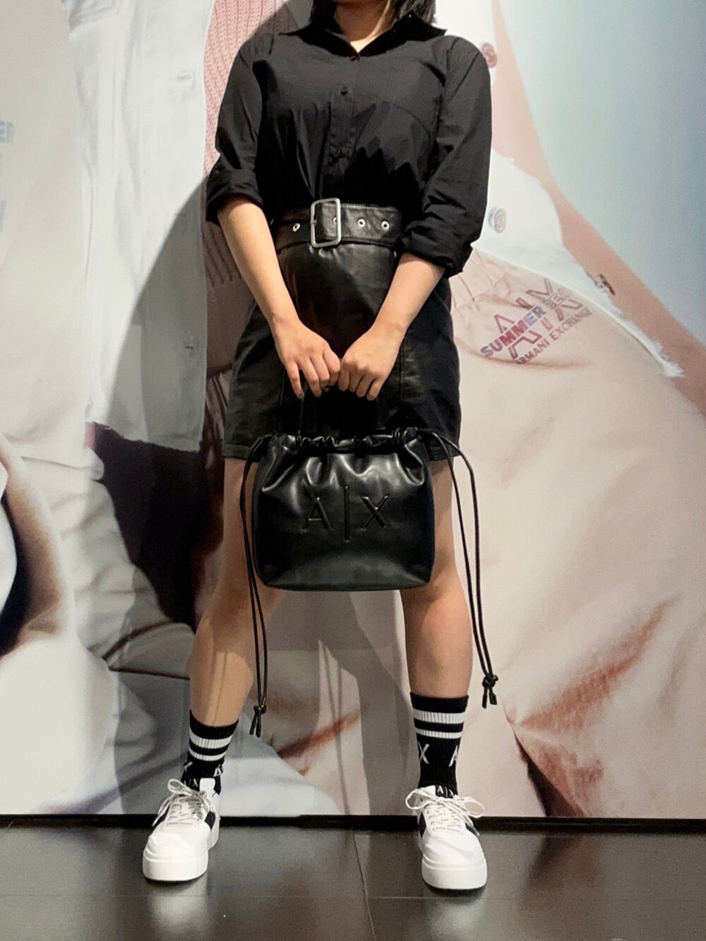 「スカート、アルマーニエクスチェンジ、armaniexchange、AXchanger、AXchange、シースルー、秋、秋服準備はじめました、スニーカーコーデ、レザースカート、秋先取りコーデ、ブラックコーデ、シャツ、ブラウス、アツいコーデ全部見せ」|「ARMANI EXCHANGEの【A|X アルマーニ エクスチェンジ】レザータイトスカート(スカート、ブラック系)」を使った、moᴥmoさん(レディース・157cm)の夏コーディネートの2枚目の写真