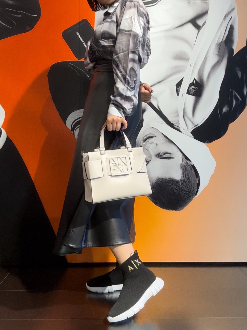 「秋のコーデ、オトナカワイイ、休日スタイル、おしゃれさんと繋がりたい、AXchanger、AXchange、アルマーニエクスチェンジ、armaniexchange、柄シャツ、スカートスタイル、ホワイト、シャツコーデ、レザースカート、ソックススニーカー、スニーカーコーデ」｜「ARMANI EXCHANGEの【A|Xアルマーニ エクスチェンジ】BOXロゴバックル　ミニハンドバッグ（ハンドバッグ、ホワイト系）」を使った、moᴥmoさん（レディース・157cm）の秋コーディネートの2枚目の写真